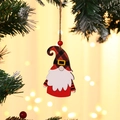 Detailaufnahme von Weihnachtsgnom-Anhänger aus Holz mit rot-schwarz-karierter Mütze - Bart-Stil