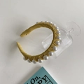 Diadema de tela amarillo jengibre con perlas blancas sobre fondo blanco - Amarillo