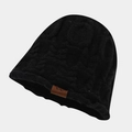 Schwarze Winter-Strickmütze mit Reliefstruktur und braunem Lederetikett auf grauem Grund - Einheitsgröße / Schwarz