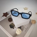 Klassische dicke schwarze quadratische Sonnenbrille mit hellblauen Gläsern - Glänzender schwarzer Rahmen blaue Linse