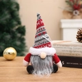 Weihnachtswichtel mit grauer Strickmütze im nordischen Stil und langem Bart auf Rot - Rot