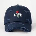 Donkerblauwe baseballpet met distressed look en geborduurde roos en LOVE op wit - Eén maat / Marineblauw