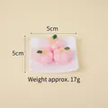 Portachiavi con torta a fiori rosa in miniatura su vassoio quadrato bianco da 17g - Pasticceria Rosa (Senza Gancio)