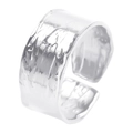 Minimalistischer breiter Silberring mit Hammerschlag-Optik und offener Passform - Silber