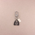 Détail d'un porte-clés en alliage argenté avec pendentif planchette noire et motif d'œil - Planchette Œil de la Providence