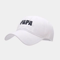 Dettaglio del ricamo blu PAPA su un cappellino in cotone lavato bianco puro - Regolabile / Bianco