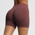 Détail de la couture froncée sur le short de yoga sans couture rouge foncé - Marron