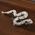 Broche serpent argentée avec zircons étincelants et yeux en pierres noires serties - Argenté