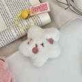 Detailansicht eines weißen Plüschstern-Anhängers mit Stickerei, gelber Glocke und Etikett - Kleiner Hase (Weiß)
