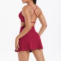 Vue arrière d'un ensemble de yoga bordeaux avec brassière croisée et jupe de tennis haute - S / Haut Et Bas / Carmin