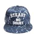 Dettaglio del ricamo steady no doubt sul cappellino hip hop blu navy con visiera piatta - Blu navy