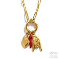 Detailansicht der goldenen Kette mit rotem Horn und Herzanhänger, 43cm Länge und 12g Gewicht - Halskette (Büroklammerkette) / Gold
