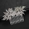 Dettaglio del pettine per capelli in argento con farfalla e foglie con strass lucidi - Stile 3