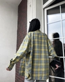 Detail van oversized geruit overhemd met losse pasvorm en getextureerde stof aan achterkant - S / Geel