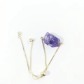 Detailansicht des unregelmäßigen Amethyst-Rohsteins auf einem goldenen Gliederkettenarmband - Dunkler Amethyst
