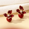 Orecchini a fiore vintage dorati con petali rosso scuro, strass e perle a goccia eleganti - Rosso