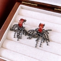 Detailansicht gotischer Ohrringe mit roten Edelsteinen und schwarzen Perlenquasten-Anhängern - Roter Stein Schwarze Quaste (WE5395)