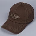 Dettaglio cappello baseball marrone con ricamo 3D e cuciture rinforzate sulla visiera - caffè