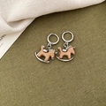 Gros plan de boucles d'oreilles en argent avec pendentif cheval à bascule en bois marron - Boucles d'Oreilles - Argent Marron