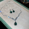 Dettaglio del set di gioielli in smeraldo argento con diamanti su velluto verde - Set - Verde