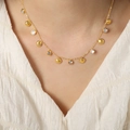 Collana chic in acciaio al titanio dorato con pendenti a conchiglia e zirconi su modella - Collana d'Oro - 40+5cm
