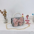 Borsa a tracolla in tweed per bambina bianco e nero con fiocco rosa e manico di perle - Fiocco Nero