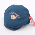 Detailopname van donkerblauwe babybaret met beerborduurwerk en bearbaby-belettering - Kinderen 2-6 Jaar / Blauw
