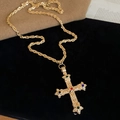 Dettaglio di un ciondolo a croce barocca dorata con gemme colorate su velluto nero - Catena a Corda Intrecciata Croce Grande con Pietre Preziose Colorate (HN10824) / Oro