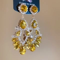 Dettaglio degli orecchini a goccia in cristallo ambra con accenti di strass brillanti - Giallo