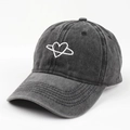 Dettaglio del ricamo a cuore bianco su un berretto da baseball grigio scuro lavato - Nero