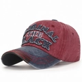 Vintage Baseballkappe aus gewaschener Baumwolle in Burgund und Grau mit Stickerei - Navyblaue Krempe & Weinrot