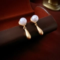 Nahaufnahme vintage goldene Tropfenohrringe mit Perlen auf feinem Lederhintergrund - 3# Silver Earring Post - Gold - Tropfen