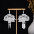 Dettaglio ravvicinato di orecchini a pavone d'argento con lunghe nappe etniche su supporto - Pavone con Ruota (E7261) / Argento