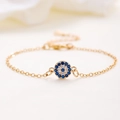 Detail van gouden armband met blauwe boze oog hanger en verstelbare karabijnsluiting - Kc Gold K-205
