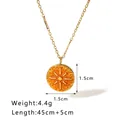 Dettaglio del ciondolo dorato con motivo a raggiera, dimensioni 1,5cm e catena da 45cm - Raggio di Sole Rotondo / Oro con smalto arancione