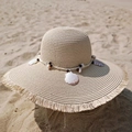 Sombrero de paja de ala ancha para mujer con adornos de conchas y bordes deshilachados - Decoración de concha natural / Beige