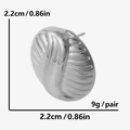 Dettaglio macro di orecchini tondi in argento, diametro 2,2 cm e peso di 9 g al paio - Un paio / Argento