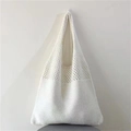 Dettaglio della borsa tote in maglia bianca traforata con trama e lavorazione intrecciata - Bianco