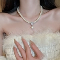 Collier de perles élégant avec pendentif goutte en zircon porté par un mannequin - Goutte d'Eau Chaîne de Perles 8mm