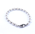 Elegante bracciale di perle bianche con perline distanziatrici in argento e chiusura - Colore Acciaio (Chiusura a Moschettone)