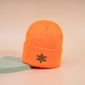Bonnet en tricot orange vif avec broderie flocon de neige noire et fines côtes - Taille unique / Orange
