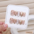 Cat eye kunstnagels in nude roze met glitters, goudfolie en strass accenten - S / FM022-Nude Roze Cat Eye