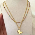 Collier doré double couche avec pendentif papillon et perles colorées sur buste modèle - Collier Double Couche Papillon Émail