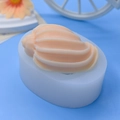 Molde de silicona con forma de caracola para repostería DIY y velas sobre fondo azul - Forma de caracola (557)