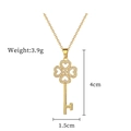 Detail van gouden klaver sleutel hanger met kristallen, maat 4cm en gewicht 3.9g - Klaver Sleutelhanger (C108)