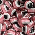 Macro-detail van roze boze oog kralen met gestreepte patronen voor DIY sieraden maken - Roze