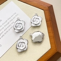 Détail macro du pendentif camélia en émail blanc avec bord argenté, vues avant et arrière - Plaqué Rhodium (1pc) / Argenté