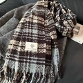 Klassischer Karostrickschal mit weichen Fransen in Braun- und Blautönen für Herbst Winter - Flieder Karo Blau