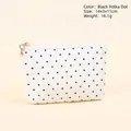 Monedero acolchado blanco con lunares, cremallera dorada y medidas de 14x3x11cm - Monedero de lunares negros