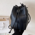 Sac seau chic en cuir tressé noir avec fermeture à cordon et design à larges brides - Noir